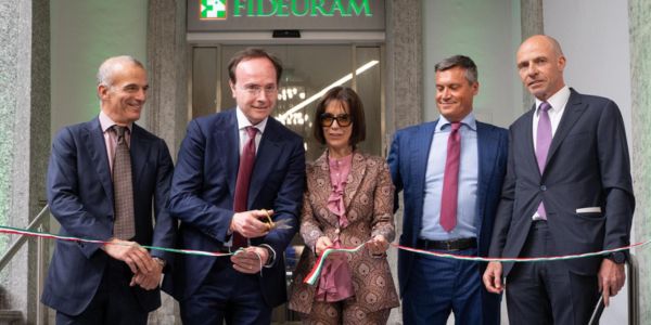 Da sinistra: Tommaso Corcos, Responsabile della struttura WM Divisions di Intesa Sanpaolo; Lino Mainolfi, Amministratore Delegato di Fideuram - ISPB; Gabriella Nardelli, Assessora al Bilancio, Controllo di gestione, Tributi e Società partecipate della città di Torino; Flavio Vanin, Area Manager Piemonte e Valle d'Aosta di Fideuram e Andrea Ghidoni, Responsabile Rete e Coordinamento Commerciale di Fideuram – ISPB. Fideuram inaugura la nuova sede di Torino