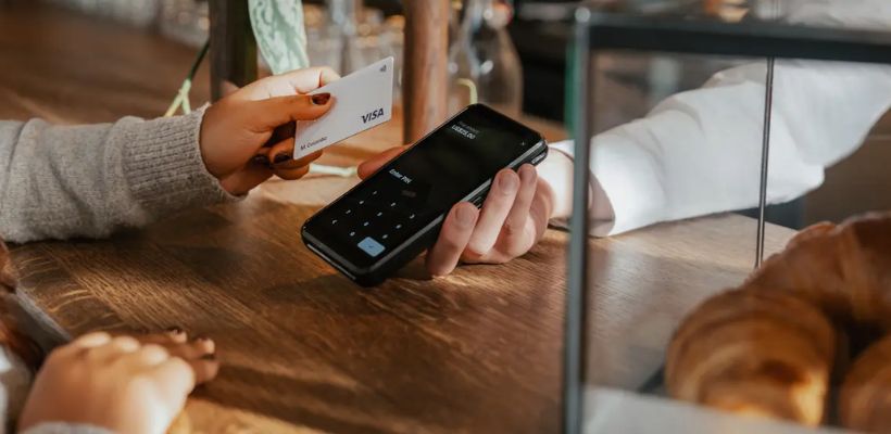 Adyen presenta due terminali Pro