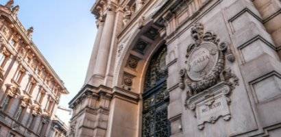 L&rsquo;obiettivo, tracciato dal Piano di transizione per la mitigazione e l&rsquo;adattamento ai cambiamenti climatici di Banca d&rsquo;Italia si inserisce in un percorso di decarbonizzazione a due tappe, con un obiettivo intermedio di riduzione delle emissioni da raggiungere nel 2035.